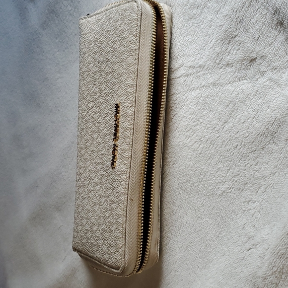 Michael Kors Large Logo Continental Wallet - Picture 5 of 8